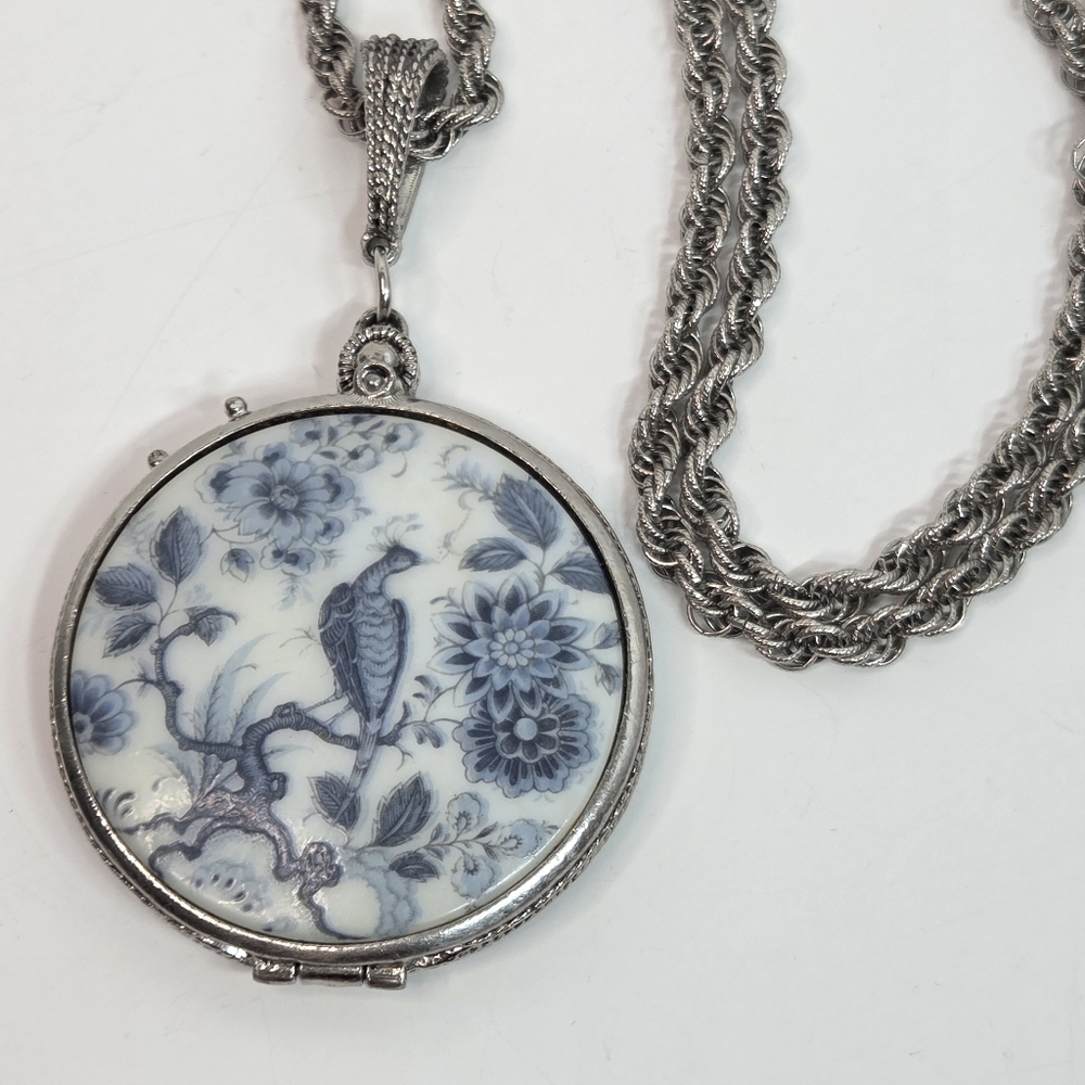 goldette toile locket magnafying glass silver tone blue white 32in triple chain